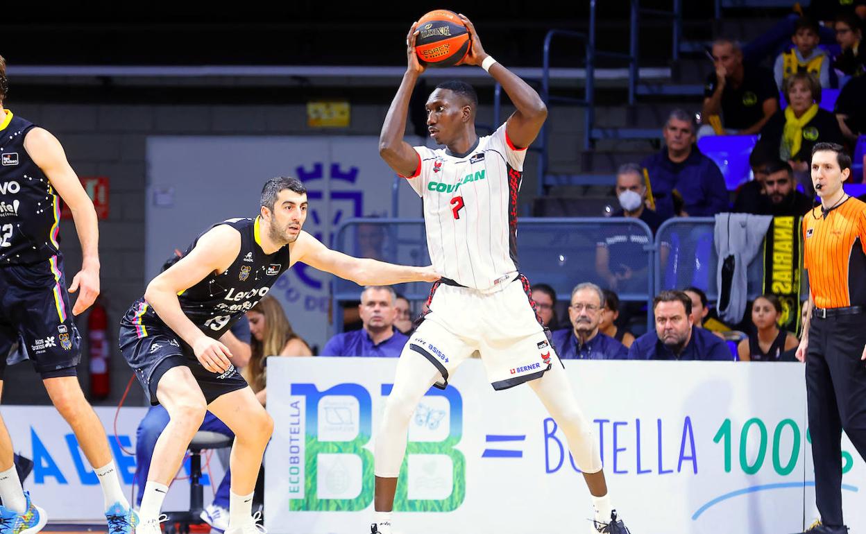Petit Niang se mueve en la zona frente al giorgiano Shermadini.