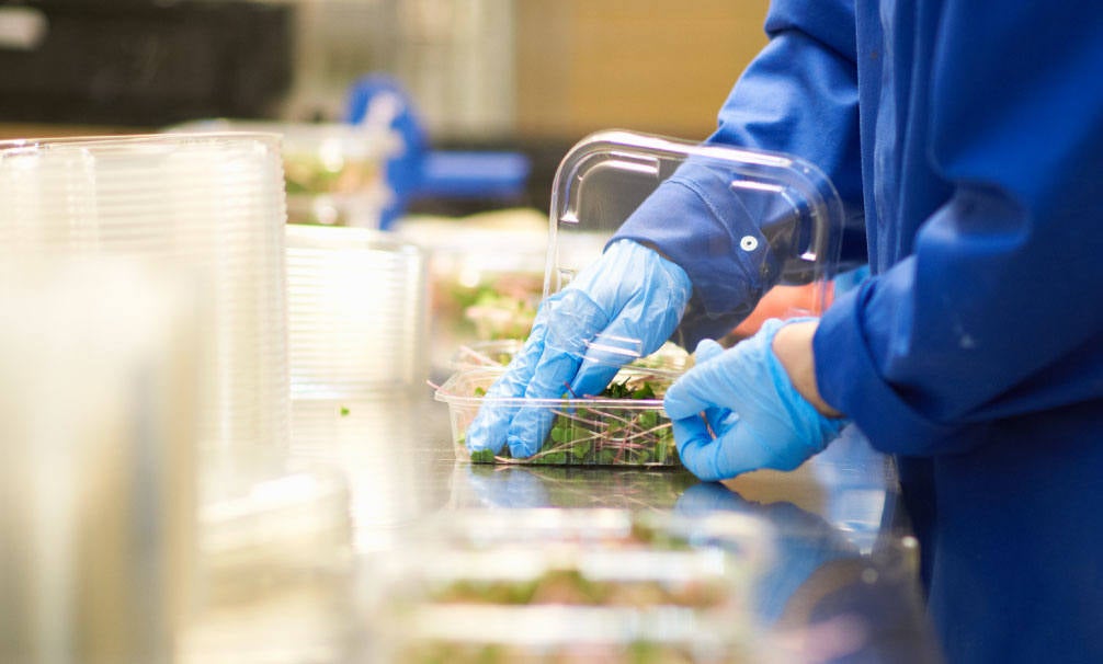 Un envase de plástico para productos alimentarios. 