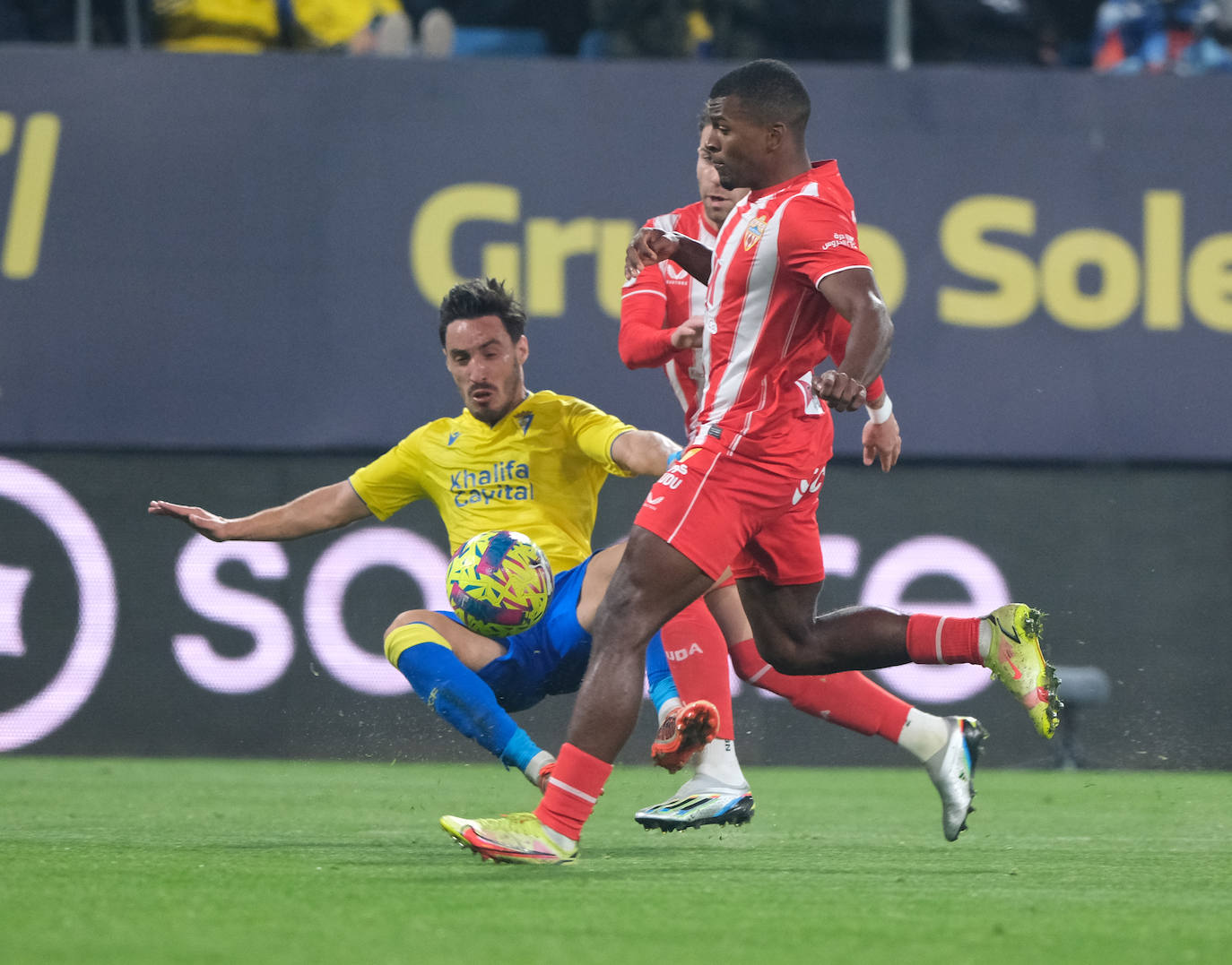 Lance del partido disputado entre el Cádiz y la UD Almería.