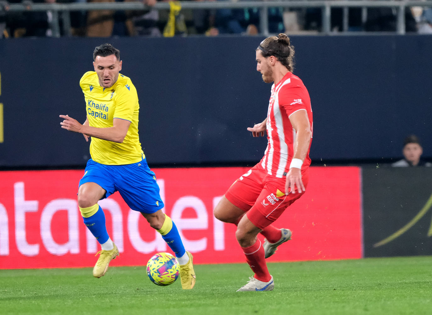 Lance del partido disputado entre el Cádiz y la UD Almería.