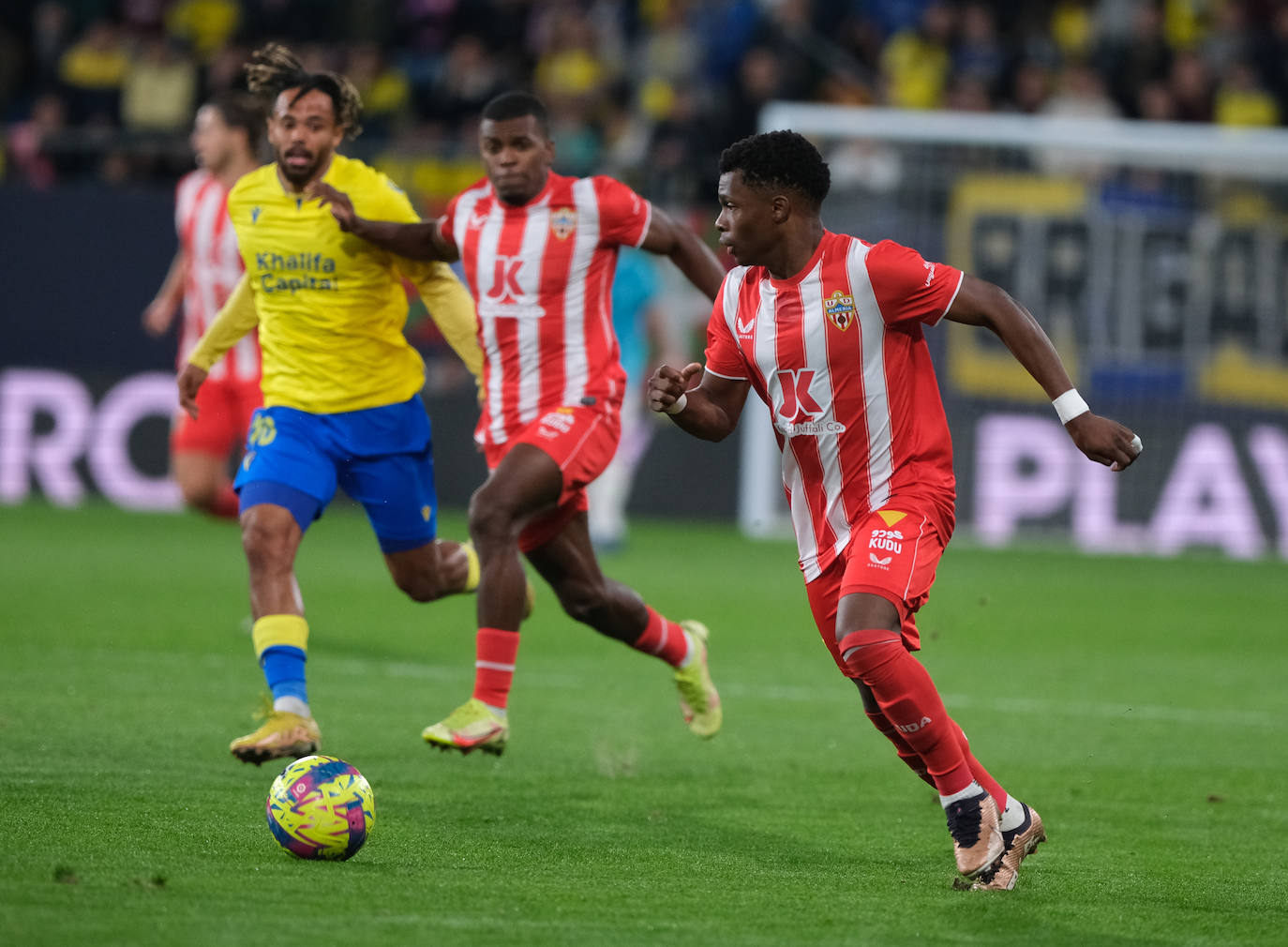 Lance del partido disputado entre el Cádiz y la UD Almería.