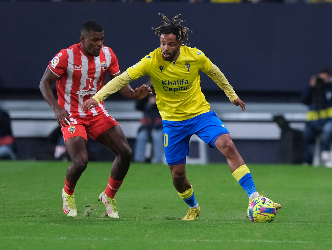 Lance del partido disputado entre el Cádiz y la UD Almería.