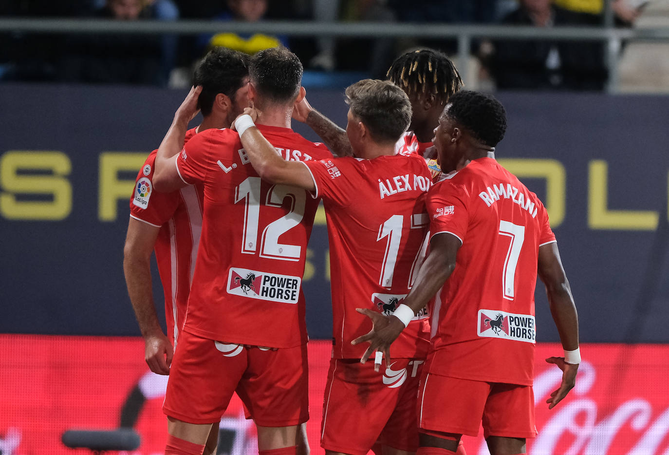 Lance del partido disputado entre el Cádiz y la UD Almería.