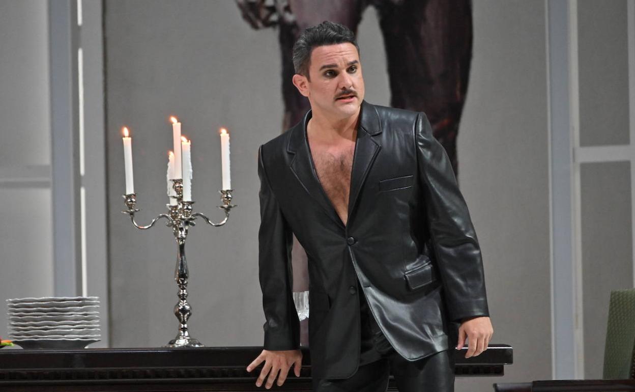 Moisés Marín, en el escenario, en una de las escenas más dramáticas de su personaje. 