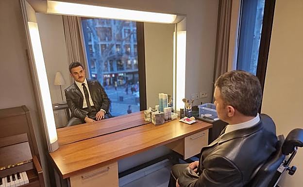 El tenor, en el camerino del Liceo, con La Rambla como fondo. 