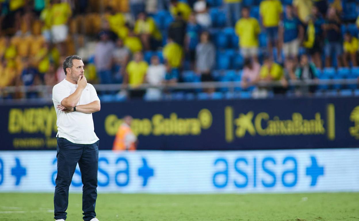 Sergio González, pensativo en el Nuevo Mirandilla. 