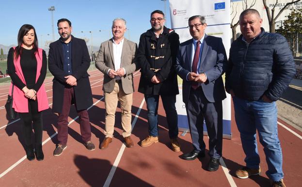 Encuentro en el campo de fútbol de Vegas del Genil, que ya tiene un nuevo sistema de iluminación. 