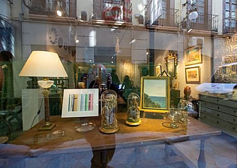 Imagen secundaria 1 - El Anticuario Ruiz Linares, una cueva del tesoro en Granada