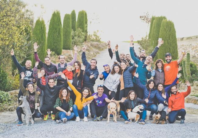 Sandra Tapia (abajo, tercera por la derecha), con sus amigos de Caniles.