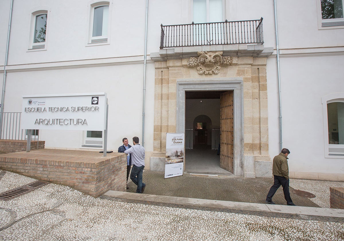 Los 111.179 euros que la Universidad de Granada dedicó a la restauración de las cubiertas de este edificio suponen la única actuación de rehabilitación que ha sido necesario acometer durante el mandato de Pilar Aranda como rectora.