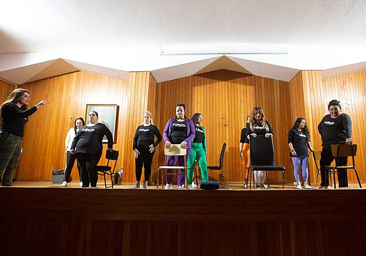 Coco Reyes (a la izquierda), ofrece las pautas para realizar un ejercicio.