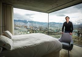 El arquitecto Gonzalo Arias, en la habitación de matrimonio de La Casa del Aire