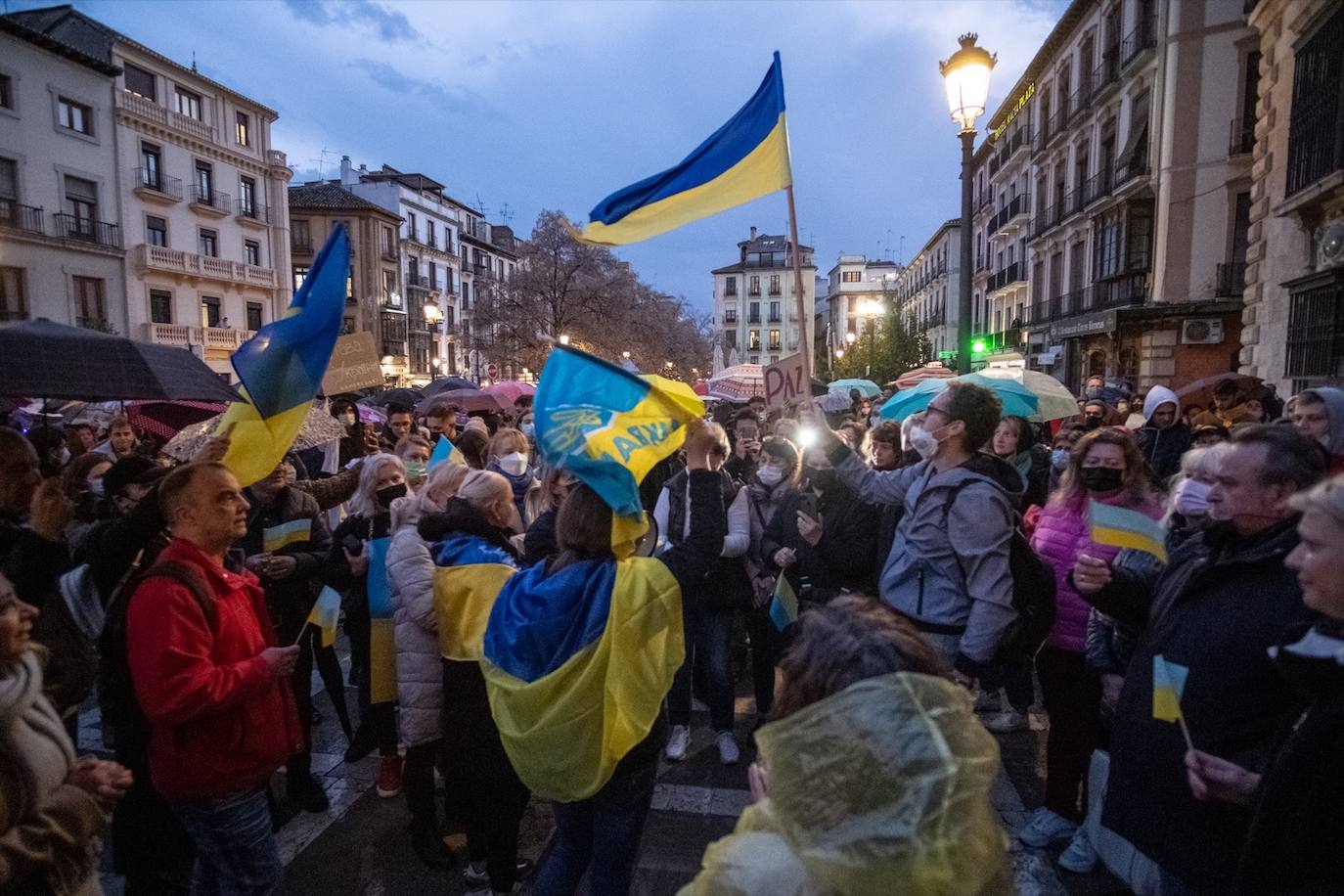 Plaza Nueva se llena de Ucrania. Es la primera protesta tras la invasión de Rusia de Ucrania. Cantan el himno, lloran, se abrazan y se encuelven en sus banderas. Piden ayuda. «No queremos ni la guerra ni la paz de Putin», resumen su posición.