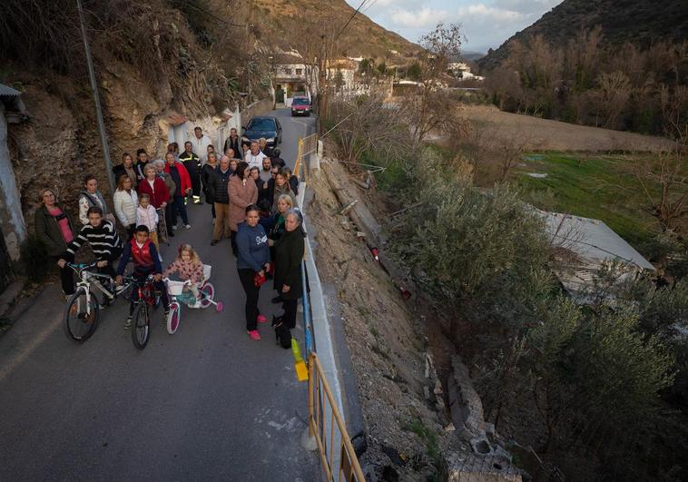 Decenas de familias se han quedado sin transporte público por el desprendimiento.