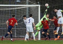 Burno Iribarne defiende la meta de España sub-19 con un gran rendimiento.