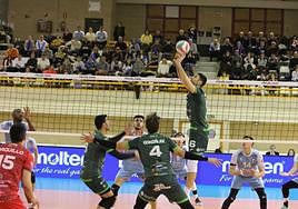 Bernard Bakonji busca el ataque con Jorge Fernández iniciando la batida.