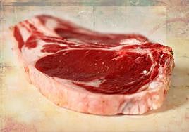 La OCU advierte sobre lo que no debes hacer nunca con la carne en casa.