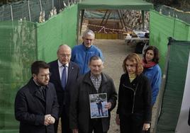 Autoridades junto a Antonio Martos en el cementerio de Reus.