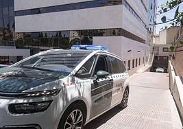 Un coche de la Guardia Civil sale de los juzgados de la Caleta, donde está el órgano que enjuició este asunto.