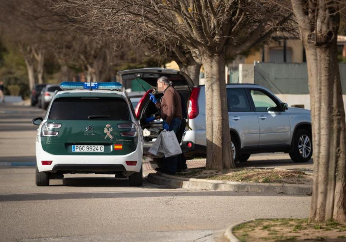 Un miembro de la policía científica junto al coche del presunto secuestrador.