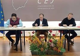 Domingo Ocaña, Francisco Chamorro y Pedro Sánchez en la firma del nuevo convenio este jueves.