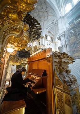 Imagen - Concepción Fernández, tocando el Órgano del Evangelio en el marco incomparable de la Catedral de Granada.