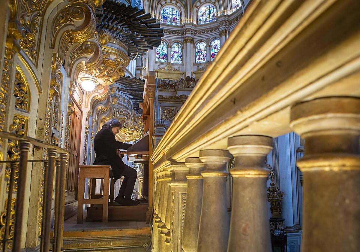 Concepción Fernández tocando el Órgano del Evangelio, similar en forma al de la Epístola, pero con un sonido más romántico.