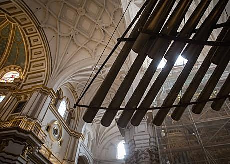Imagen secundaria 1 - Detalles del Órgano del Evangelio, que toca habitualmente concepción. 