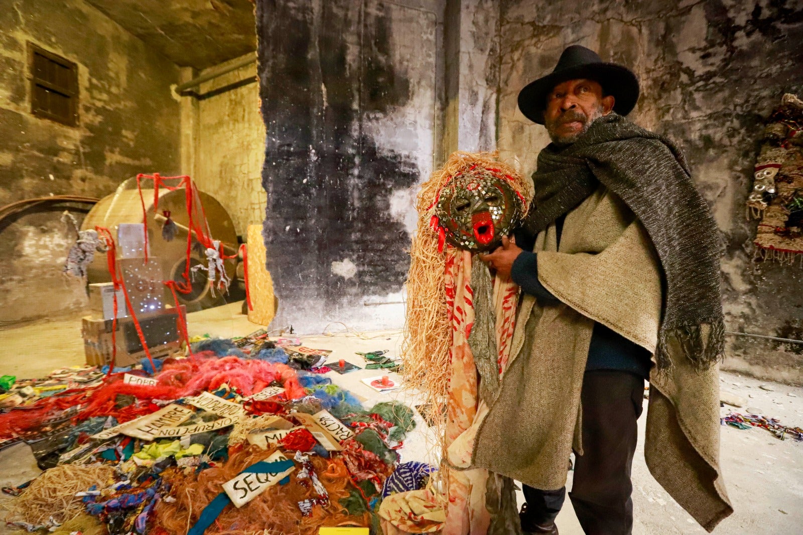 Imagen - El artista, con una de sus obras, en La Fábrica, una vieja almazara convertida en centro artístico.