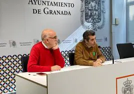 El portavoz de Unidas Podemos e Independientes, Antonio Cambril (dcha.), en el Ayuntamiento de Granada.