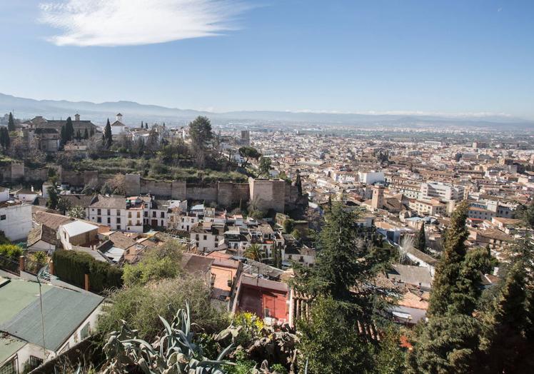 La muralla zirí y la Alhambra coronan Granada en la panorámica desde San Cristóbal.