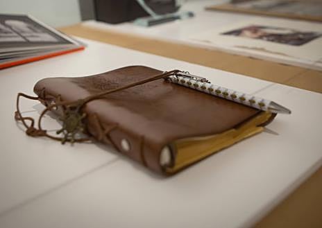 Imagen secundaria 1 - Cámara,cuaderno de nota y una de las todos de 'Urbanitas'. 