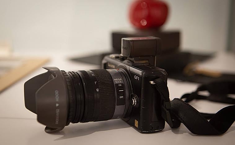 Imagen principal - Cámara,cuaderno de nota y una de las todos de 'Urbanitas'. 