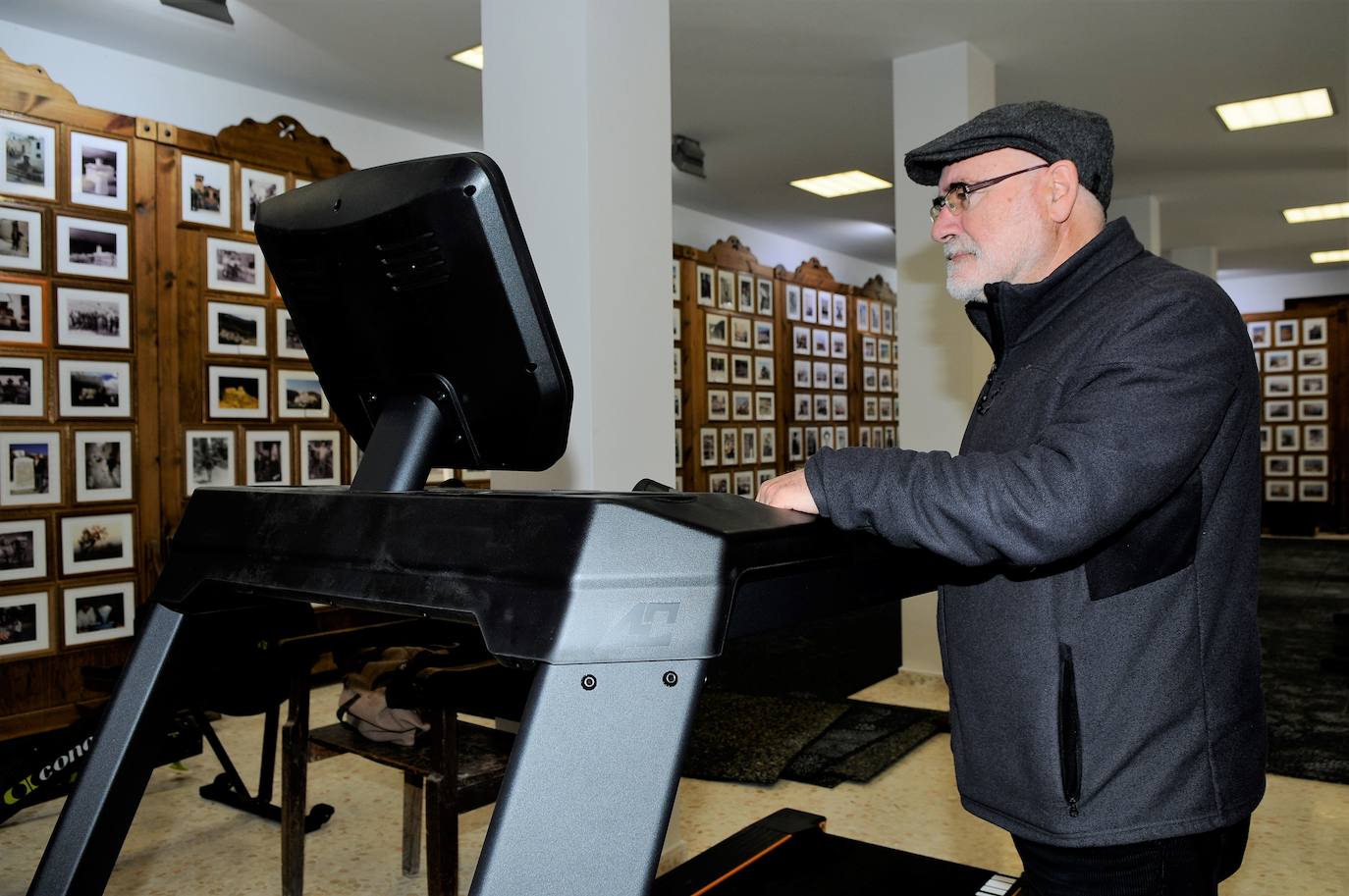 El alcalde, con una de las máquinas del gimnasio.