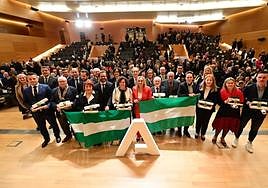 Foto de familia de los premiados con las Banderas de Andalucía en Granada
