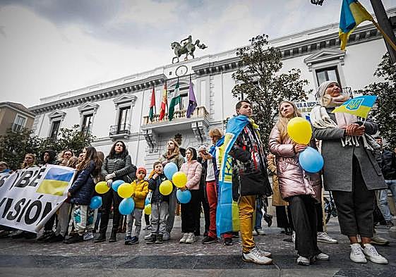 Pancartas, globos y banderas de Ucrania, en la Plaza del Carmen