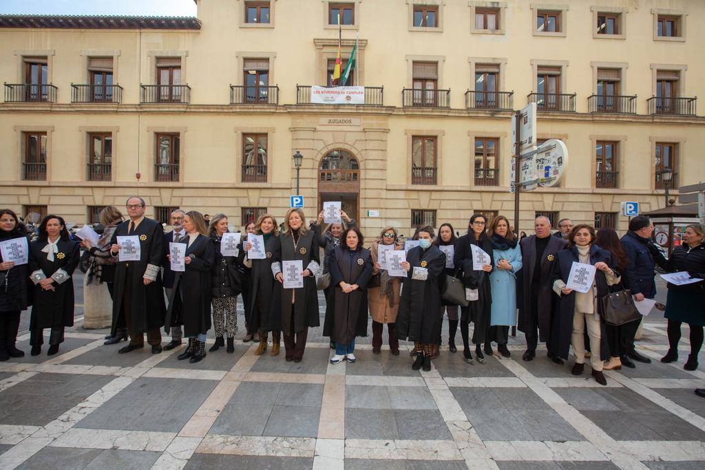 Los secretarios de la capital han vuelto a reivindicar un ajuste salarial este viernes en Plaza Nueva.