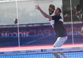 Javi Ruiz, preparado para golpear la bola.