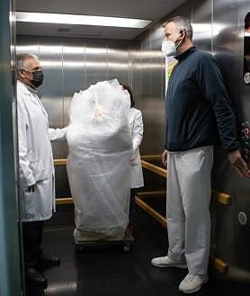 Imagen secundaria 2 - La talla, envuelta en papel de burbuja, llega hasta el Centro de Diagnóstico. 