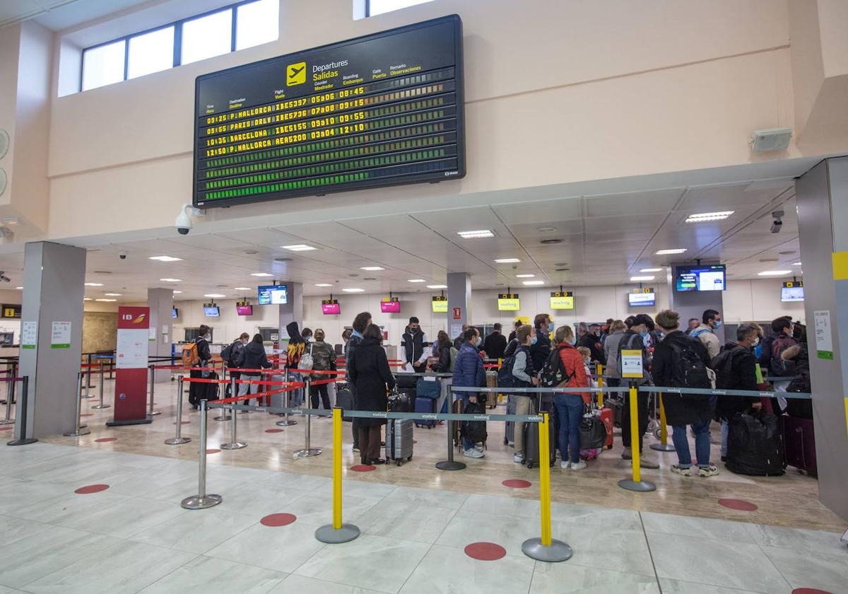 Panel de salidas y llegadas del aeropuerto granadino.