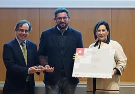 El presidente de la Cämara de Motril, Julio Rodríguez y la vicepresidenta de Cámara Granada, Amalia Torres-Morente, hacen entrega del premio provincial a Josep Roig, Director General de Cívica.