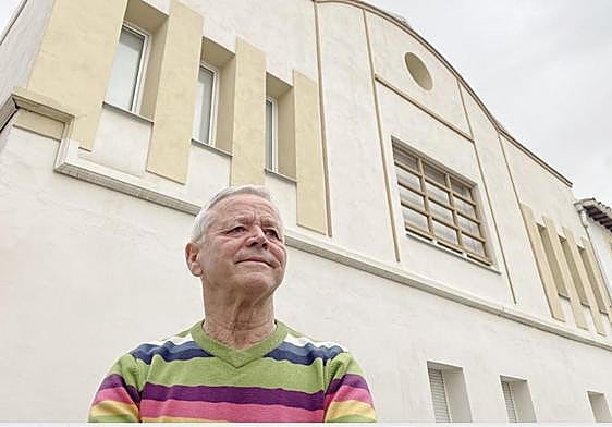 Francisco Zaragoza junto a su Teatro Ala Oeste.