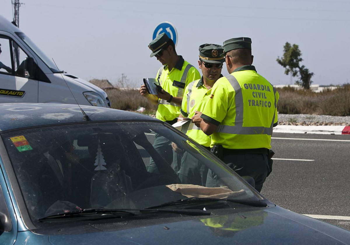 Esta es la multa de la DGT por conducir enfermo o de baja.