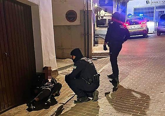 Los agentes de Íllora, junto al hombre.