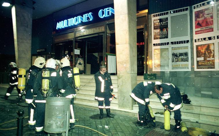 Imagen principal - Incendio del cine y los trabajadores del Multicines, el día de su cierre. 