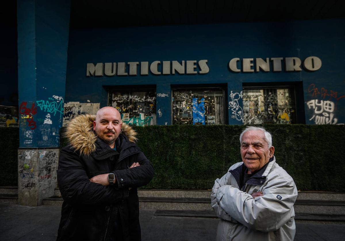 Miguel Prados y José García Cano, porteros de Multicines Centro, frente al edificio, abandonado desde hace 10 años.