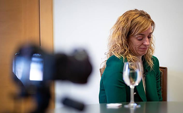 Imagen principal - Berta Linares durante la entrevista.