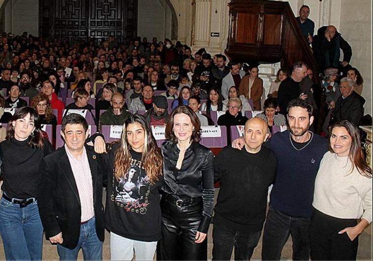 Foto de familia antes de empezar el acto. De izquierda a derecha, Vicky Luengo, Francisco Reyes, Carolina Yuste, Aitana Sánchez Gijón, Luis Alegre, Dani Rovira y Amaia Salamanca .