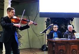 El músico Jaime Sevilla durante su actuación en la presentación del libro de Ríos Jorquera, junto a David Gómez Frías.