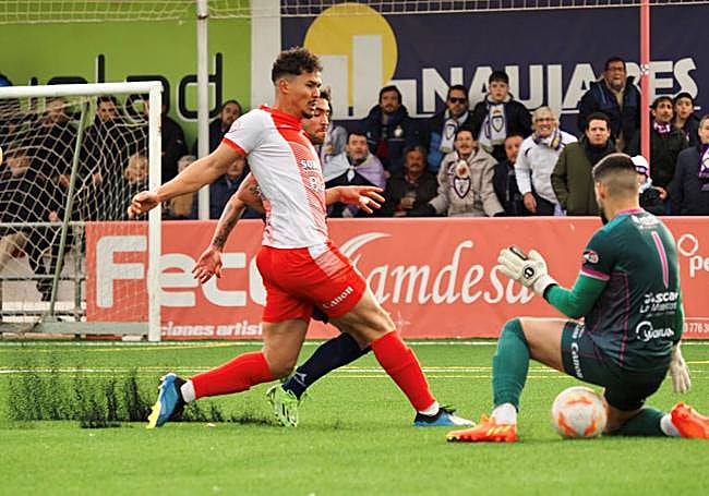 Javi Sanchez intentando blocar por abajo un mano a mano con Benji